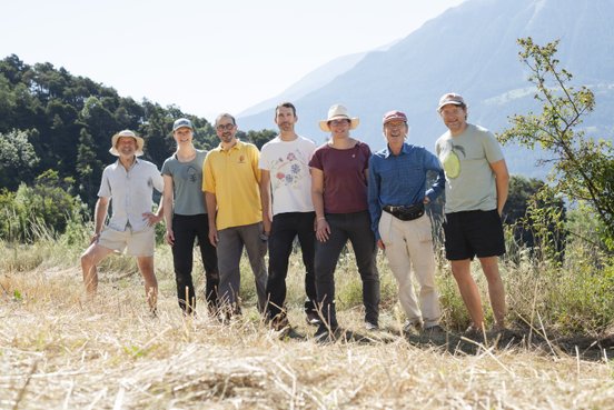 [Translate to English:] Roni Vonmoos, Nadia Löffel, David Da Pieve, Damien Tschopp, Laura Kuonen, Edmund Steiner, Thomas Kreienbühl-Rovina (von links nach rechts)